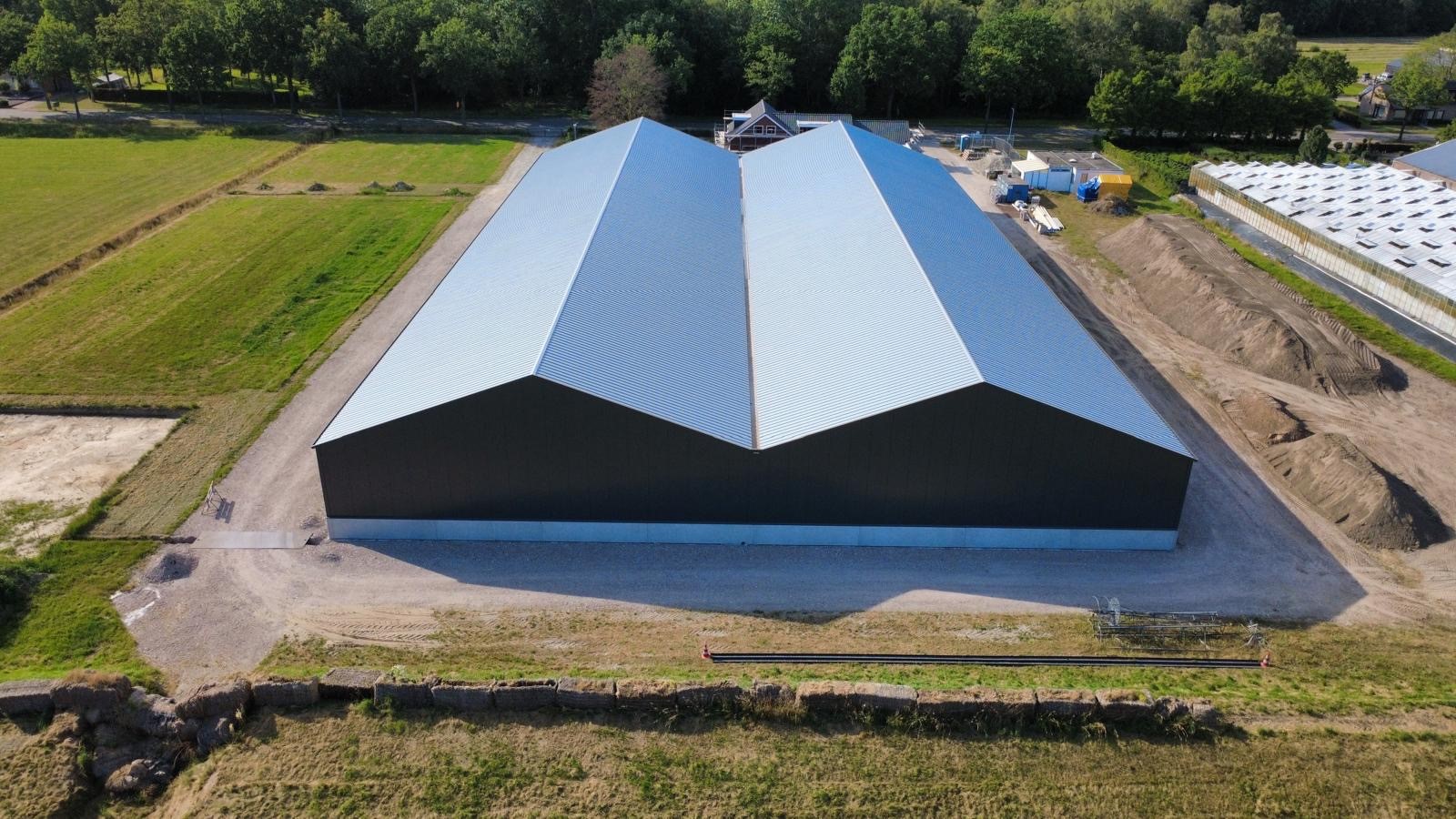 Luchtfoto van de bedrijfshal in Biezenmortel